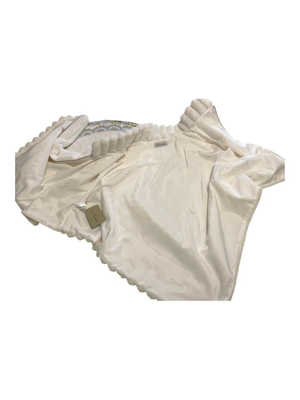 La Fiorentina White Faux Fur Cape, Silver Zipper Detail, One Size, Cozy. - Picture 4 of 10